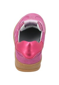 Sneaker in suede rosa con dettagli in pelle metallizzata rosa sul tallone, suola in gomma piatta e superficie texturizzata, caratterizzata da una punta rotonda.