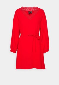 Rotes Kleid mit langen Ärmeln, V-Ausschnitt und Spitzenbesatz am Kragen. Enthält einen passenden Stoffgürtel an der Taille. Weiche, glatte Textur.