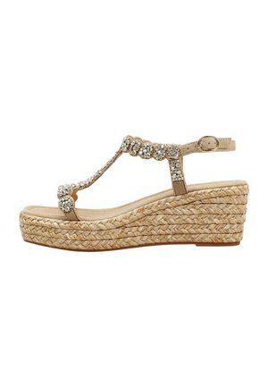 Sandalia cuña beige con suela trenzada de cuerda y tiras brillantes con pedrería, con cierre de hebilla en el tobillo.