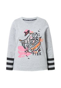 Grijze sweatshirt met een grafische print van vissen in zwart, oranje en roze. Beschikt over zwarte gestreepte accenten op de mouwen. Ronde halsontwerp.