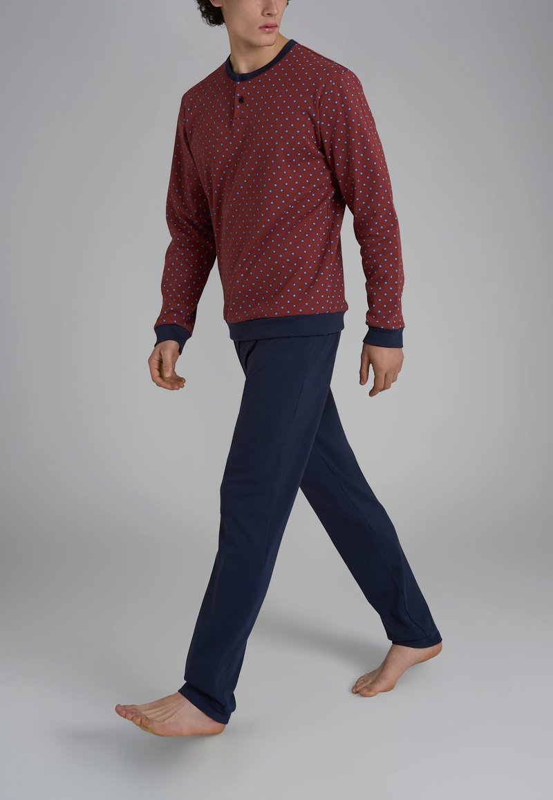 Camicia a maniche lunghe color marrone bordeaux con pois blu, colletto a due bottoni e pantaloni blu navy, realizzati in materiale morbido, con polsini a costine.