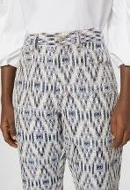 As calças estampadas apresentam um padrão de diamante em azul e branco, feitas de um tecido leve. Incluem passantes para cinto e uma cintura ajustada.