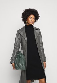 pure cashmere TURTLE NECK DRESS - Obleka/pulover - black