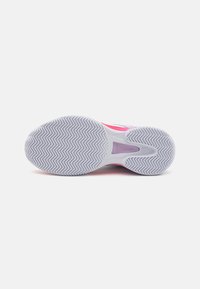 Shoe sole har funksjoner med et fiskebensmønster med hvit bunn og rosa detaljer. Designet vektlegger grep og stabilitet.