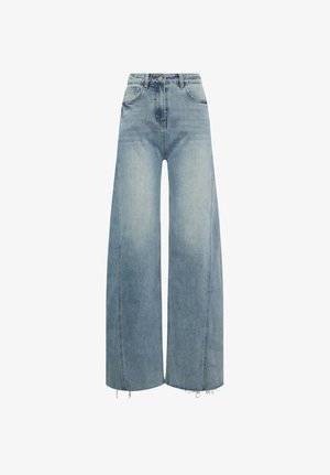 Jeans a vita alta color azzurro chiaro, a gamba larga, con tasche anteriori, chiusura con bottone e orli sfrangiati.