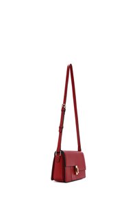 Borsa a tracolla rossa in pelle con tracolla regolabile, forma rettangolare, chiusura a patta, dettagli in metallo dorato, texture liscia e cuciture a contrasto.