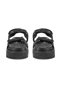 Sandalias de plataforma negras con correas texturizadas, cierres de Velcro ajustables y hardware de acento sutil sobre una suela gruesa de estilo trenzado.