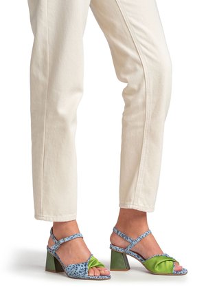 Sandales à talons colorées avec des tissus verts et bleus présentant un motif texturé. Dessus ouvert avec brides de cheville ajustables et talons carrés.