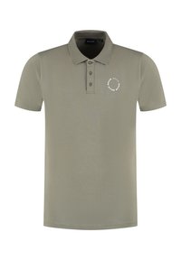 Korte mouw polo shirt in olijfgroen met een klassieke kraag, drie knopen en een ronde witte logo op de linkerkant van de borst. Glad oppervlak.