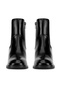 Czarne skórzane botki za kostkę o gładkim wykończeniu, z zamkiem błyskawicznym po bokach i niskim, trwałym obcasem. Minimalistyczny design, bez widocznych wzorów.