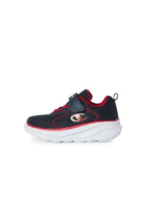 Scarpa sportiva per bambini nera e rossa con tomaia in mesh, suola spessa bianca, cinturino in Velcro e logo Champion sul lato.
