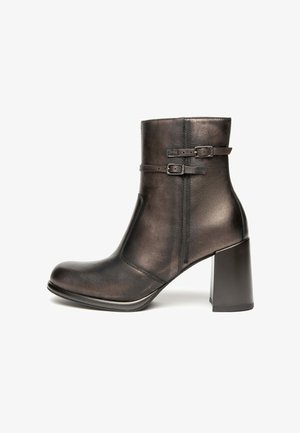 Schwarze Lederkurzstiefel mit runder Zehenpartie, mittelhohem Schaft, zwei Schnallenakzenten und einem robusten Blockabsatz. Glatte Textur mit subtiler Schattierung.