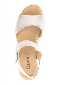 Sandalo beige chiaro con tomaia in pelle, ampia fascia per il piede e fibbia regolabile. Soletta imbottita e discreta marchiatura Gabor sulla soletta.