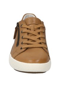 Zapatilla deportiva de cuero marrón con diseño de cordones, cremallera lateral, suela de goma blanca y cuerpo texturizado. Presenta la marca en la lengüeta.
