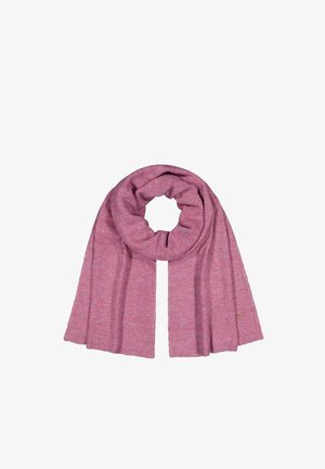 Miękki różowy dziergany szal rozłożony na płasko, z końcami swobodnie zwisającymi, luźno owinięty na środku u góry na białym tle.