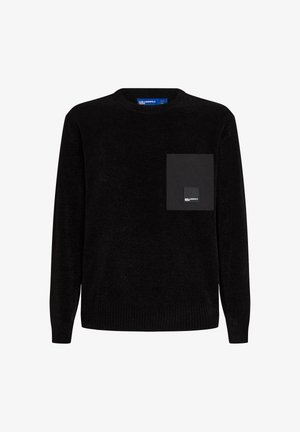 Must beežitega kaelusega must villane särk, millel on pikad varrukad, tekstuuriga kangas ja üks must rinnaene tasku väikese logoplaadiga.