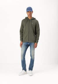 Tommy Jeans FLAG ZIP - Majica s kapuljačom i patentnim zatvaračem - fatigue green