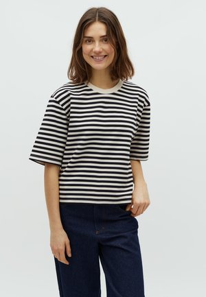Gestreiftes Kurzarm-T-Shirt in Schwarz und Creme, mit Rundhalsausschnitt und lockerer Passform, kombiniert mit dunklen Jeans.