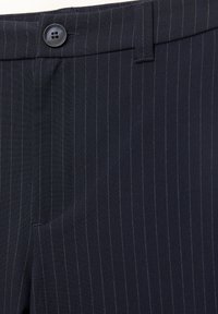 Pantaloni navy blue cu dungi verticale, cu închidere cu buton negru și detalii cu bucle pentru curea pe talie.
