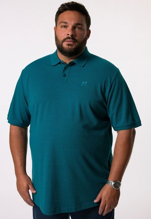 Türkisfarbendes Poloshirt mit Kragen, drei Knöpfen und einem dezenten Logo. Hergestellt aus einem glatten Stoff, kurzen Ärmeln und einer bequemen Passform.