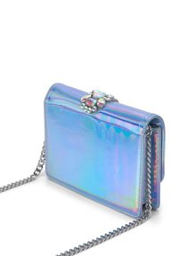 Bolso rectangular iridiscente con acabado pulido, correa de cadena plateada y cierre decorativo con coloridas piedras preciosas en la parte superior.