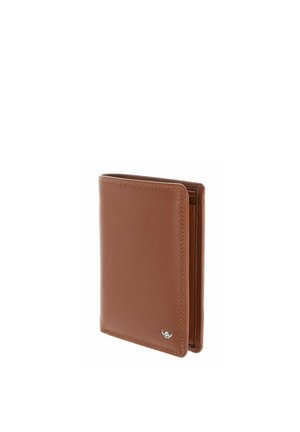 Braune Leder-Bifold-Geldbörse mit sichtbaren Nähten und kleinem silbernem Logo an der vorderen Ecke, aufrecht stehend auf weißem Hintergrund.