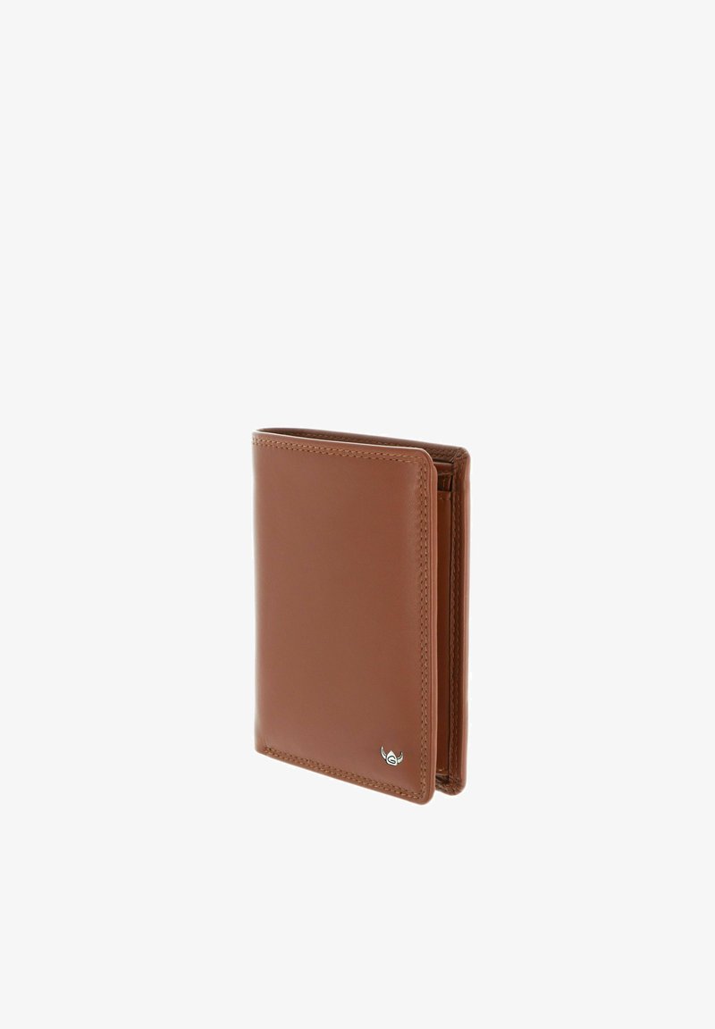 Portefeuille bifold en cuir marron avec coutures visibles et petit logo argenté sur le coin avant, debout sur fond blanc.