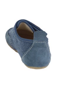 Blauer Wildlederschuh mit strukturiertem Stoff und Gummisohle. Er hat weiße Nähte und ein rundes Design mit niedrigem Absatz.