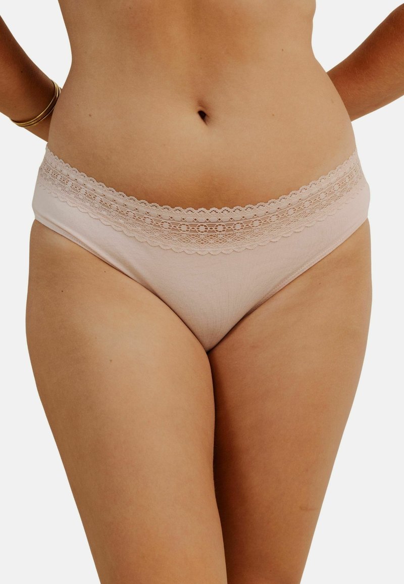 Culotte en coton rose clair avec une taille en dentelle. Le design présente une texture lisse et une coupe offrant une couverture moyenne.