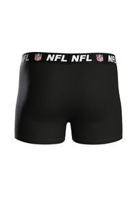 Czarne bokserki z szerokim czarnym paskiem w talii ozdobionym białym logo NFL. Gładka tkanina, dopasowany krój bez widocznych wzorów.
