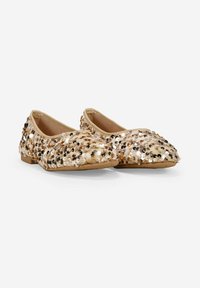 Bailarinas doradas brillantes cubiertas de lentejuelas, con punta redondeada y una superficie suave y texturizada con suela plana.