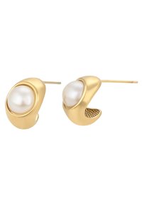 Orecchini oro caratterizzati da un design liscio e curvato, con una grande perla bianca incastonata in un bezel aperto. Il dettaglio della parte posteriore testurizzata arricchisce l'interesse visivo.
