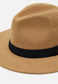 Jack & Jones JACMEDO FEDORA HAT - Šešir - camel/tan