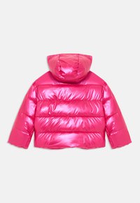 Chaqueta acolchada rosa con un acabado brillante y reflectante. Cuenta con capucha, mangas cortas y secciones acanaladas para aislamiento y textura.