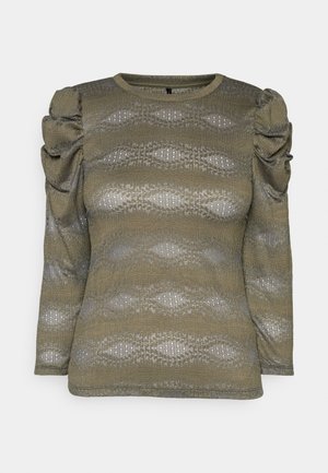 Oliven grønn langermet topp med puffer på skuldrene, teksturlignende stoff med et geometrisk mønster og rund halslinning.