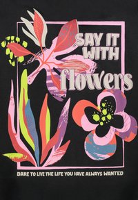 Zwarte stof met kleurrijke bloemenafbeeldingen. Tekst: "Zeg het met bloemen" en "Durf het leven te leiden dat je altijd al hebt gewild."