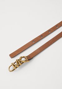 Bruine leren riem met een gestructureerde afwerking; voorzien van een goudkleurige MK-logo sluiting en vijf verstelbare gaatjes langs de riem.