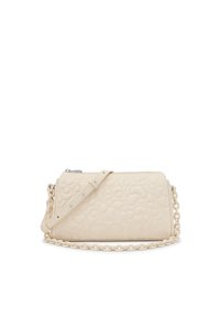 Bolso de cuero color crema con un patrón de burbujas texturizado. Presenta una correa desmontable y un acento de cadena gruesa. Cierre de cremallera.