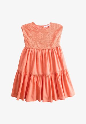 Robe pour tout-petit sans manches couleur corail avec corsage en dentelle florale et jupe à deux niveaux froncée, fermeture par boutons dans le dos.