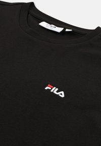 T-shirt nera girocollo con piccolo logo FILA ricamato in bianco e rosso sul petto e etichetta bianca del marchio all'interno del colletto.