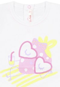 Witte katoenen t-shirt met een roze, met stippen bedekte figuur met hartvormige accenten, een strik en een rietje met gele sap.