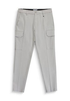 Pantaloni cargo slim fit grigio chiaro con chiusura a bottoni, passanti per cintura e tasche con patta su entrambe le cosce.