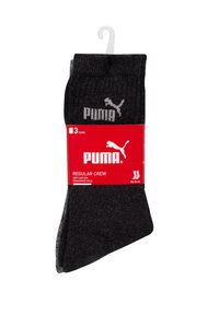 Drei Paar Crew-Socken in Dunkelgrau. Hergestellt aus weichem Baumwollstoff mit gepolsterten Sohlen. Mit einem weißen Logo und roter Verpackung.