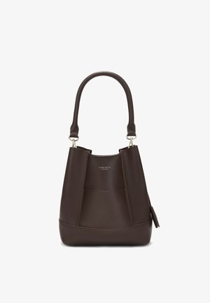 Sac bourse en cuir marron foncé avec une anse unique sur le dessus, une poche avant et une quincaillerie ton argent, marqué "Carlheim Copenhagen".