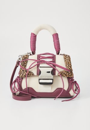 Liten handväska med en kropp av krämfärgat nät, lila detaljer, leopardmönstrade sidor och ett silverlås. Har flätade handtag och en avtagbar rem.