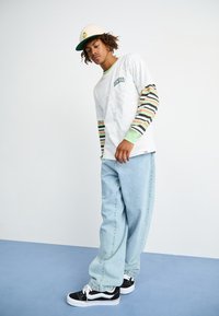 Dickies AITKIN CHEST TEE - Apdrukāts T-krekls - white