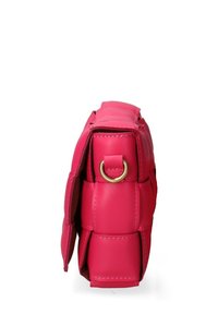 Borsa in pelle rosa con finitura testurizzata, forma rettangolare, dettagli in metallo dorato e un anello laterale per attacco.