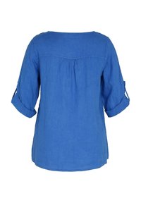 Blouse en lin bleu avec manches trois-quarts retroussées et détail du yoke au dos, vue de dos sur fond blanc.
