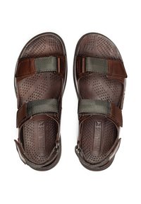 Sandalias de cuero marrón con dos correas ajustables, suelas de goma, textura perforada y un logo en la plantilla.