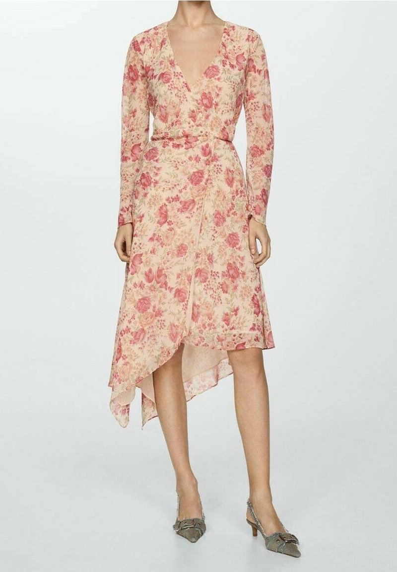 Robe portefeuille florale rose et beige, avec manches longues, décolleté en V, ourlet asymétrique et tissu doux et léger.